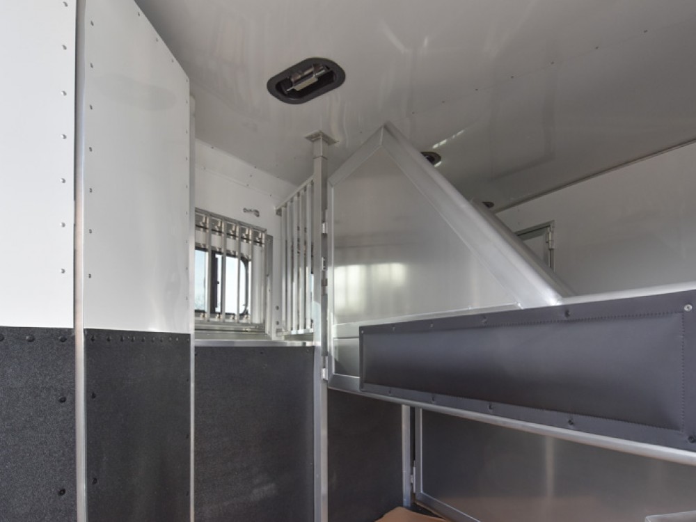 Charger 8315SRB Living Quarter Horse Trailer Gallery Photo 16