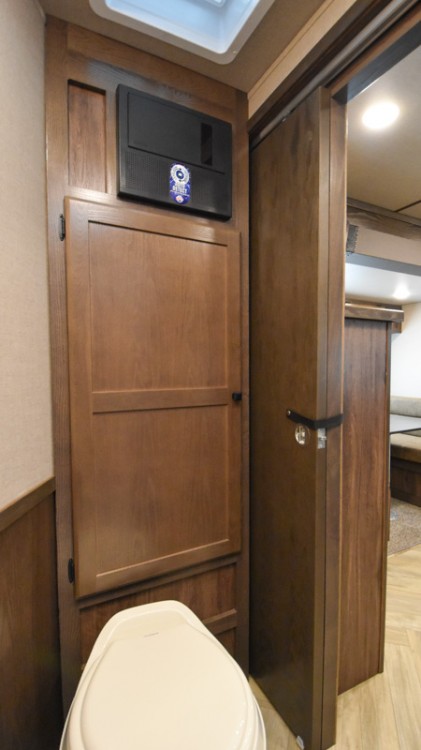 Colt COL1413SRMT Livestock Horse/Toyhauler Trailer w/Living Quarters Gallery Photo 8