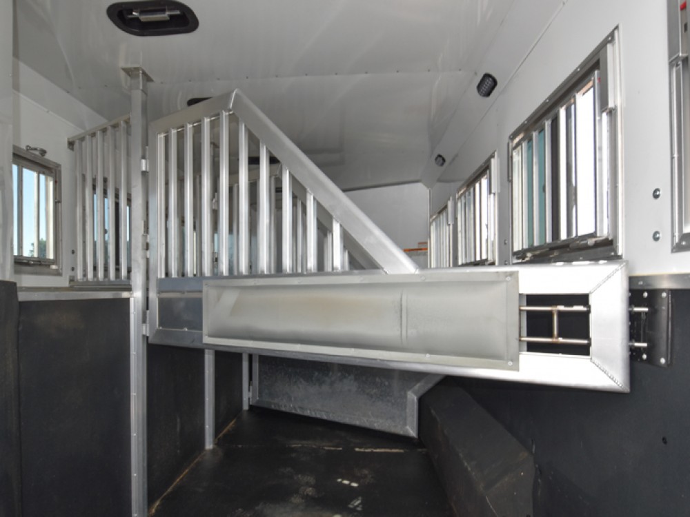 SMC Laramie 8412 Living Quarters 4 Horse Trailer **Consignment Listing-No Trades Gallery Photo 18