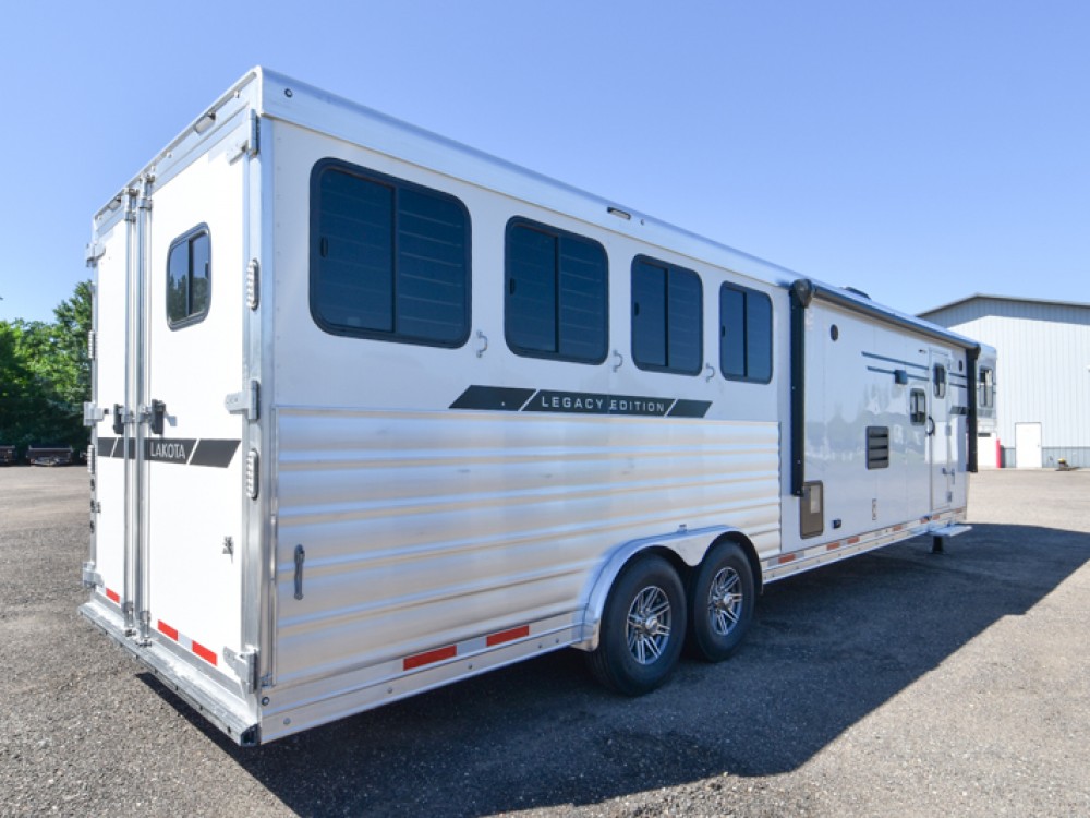Legacy 8413SR Living Quarters Horse Trailer Gallery Photo 15