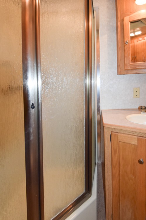 2008 Kiefer Built Genesis X-8083 Living Quarters Horse Trailer Gallery Photo 8