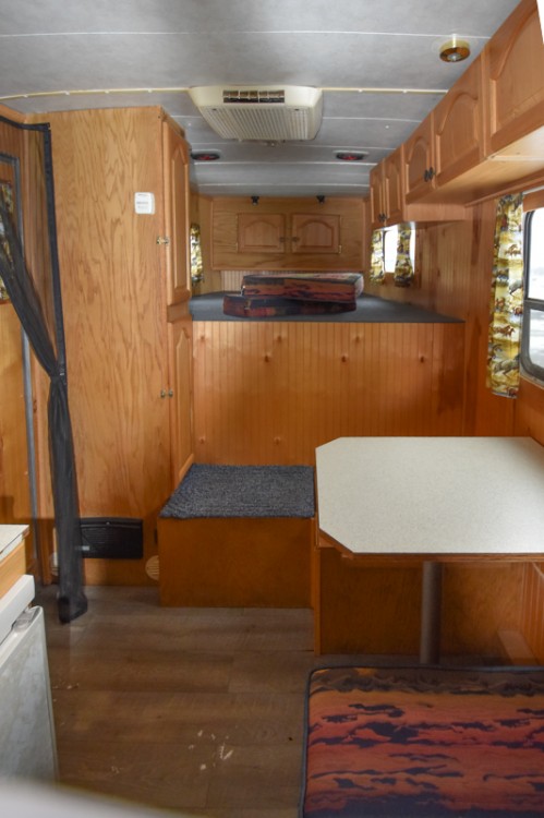 2003 CM 3 Horse Slant Overnighter Trailer Gallery Photo 9