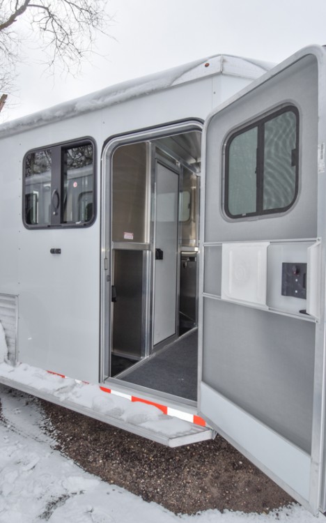 Julite Straight Load Walk Thru Mangers Step In Gallery Photo 4