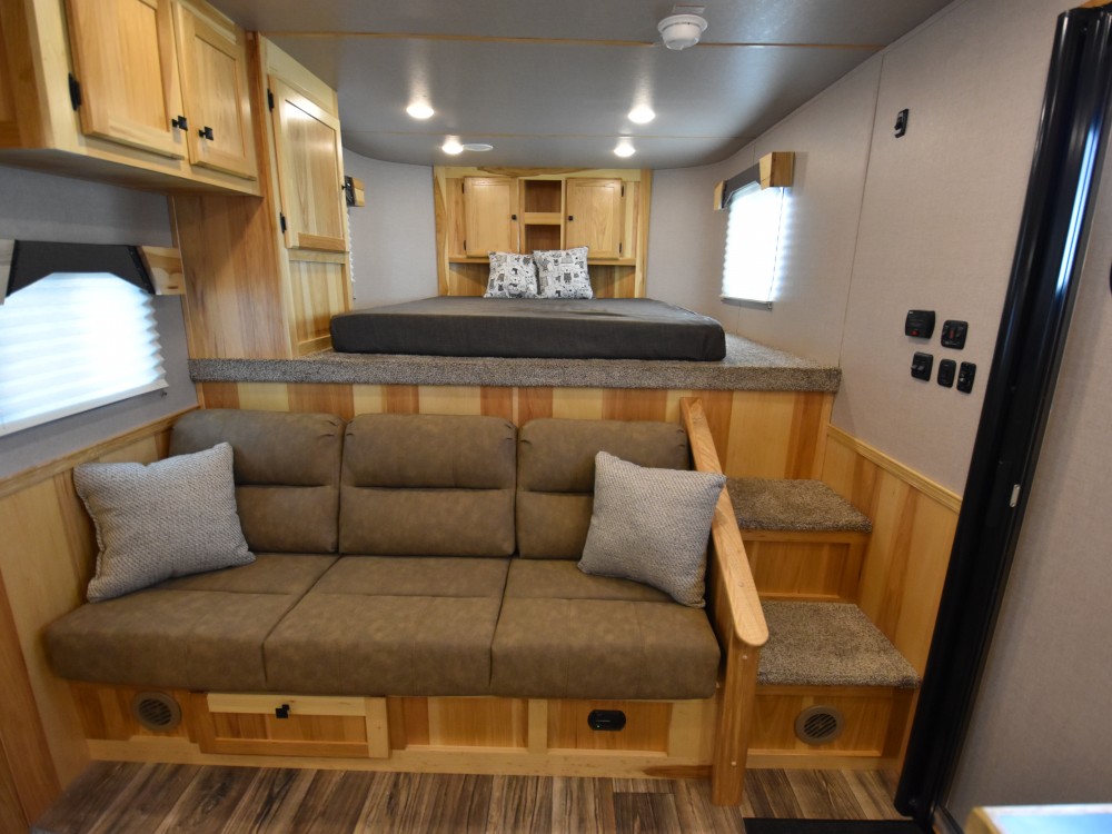 Colt COL1413SRMT Livestock Horse/Toyhauler Trailer w/Living Quarters Gallery Photo 5