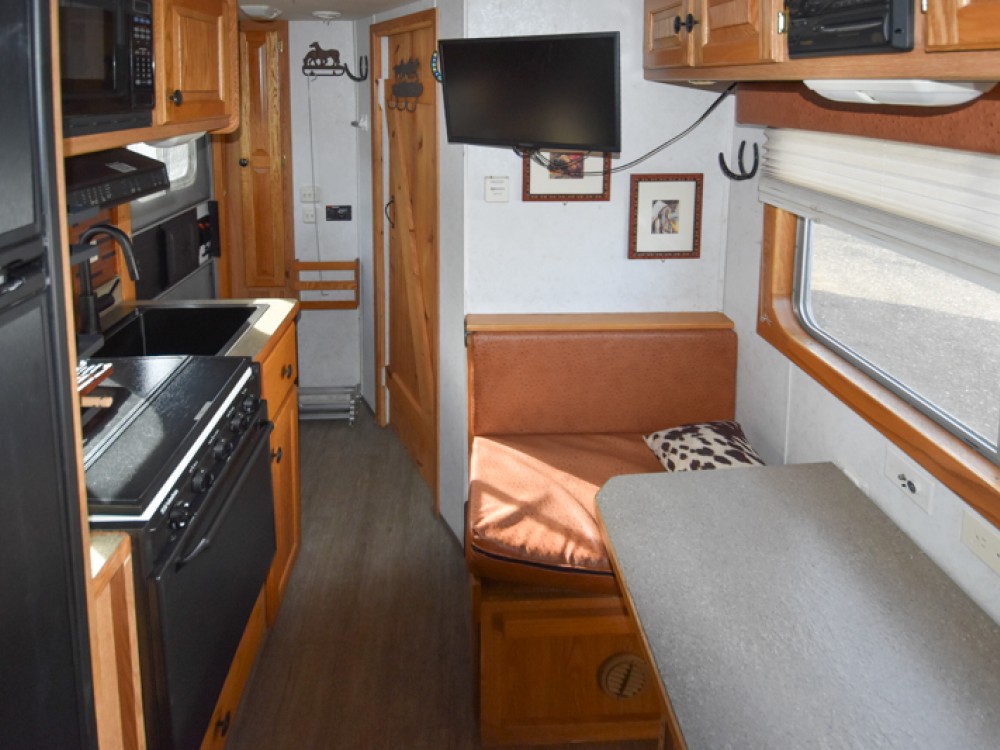 2002 C&C 2 HORSE STRAIGHT LOAD W/LIVING QUARTERS Gallery Photo 2