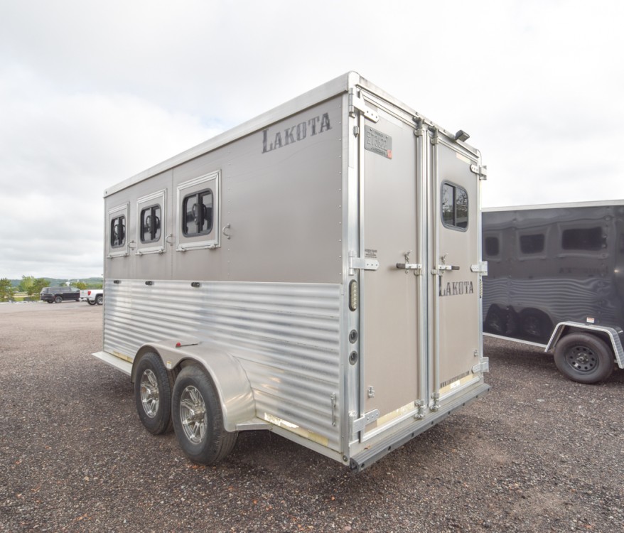 Lakota 3 Horse Slant Trailer **Consignment Trailer No Trades** Gallery Photo 4