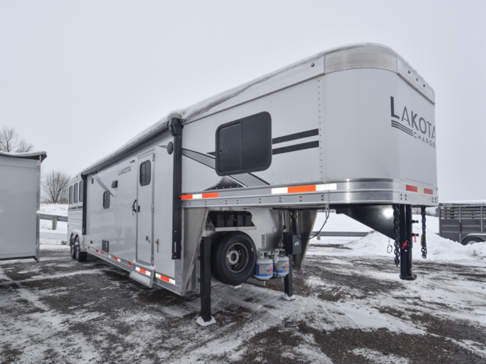 Charger 8315SRB Living Quarter Horse Trailer Gallery Photo 15