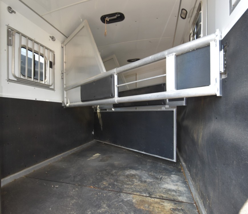 2011 Shadow 3 Horse Slant Living Quarters Gallery Photo 16