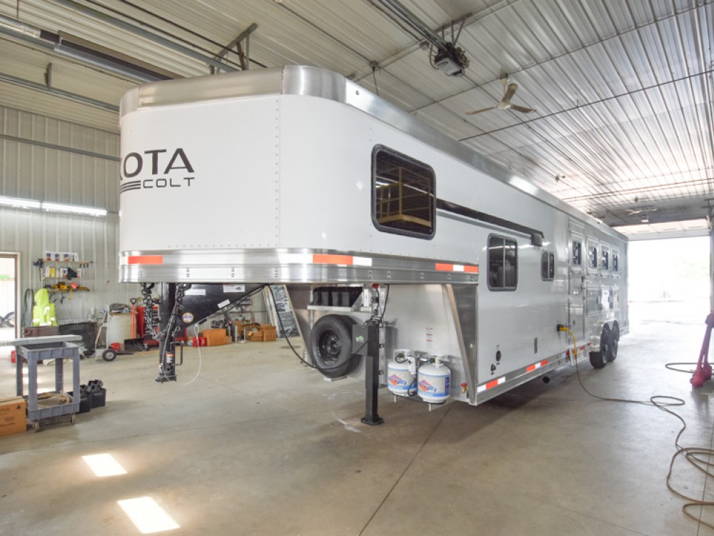 Colt 849 Living Quarter Horse Trailer Gallery Photo 11