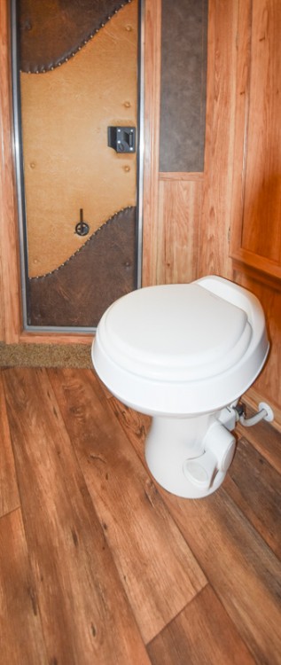 Exiss 7311 Living Quarters Horse Trailer Gallery Photo 12