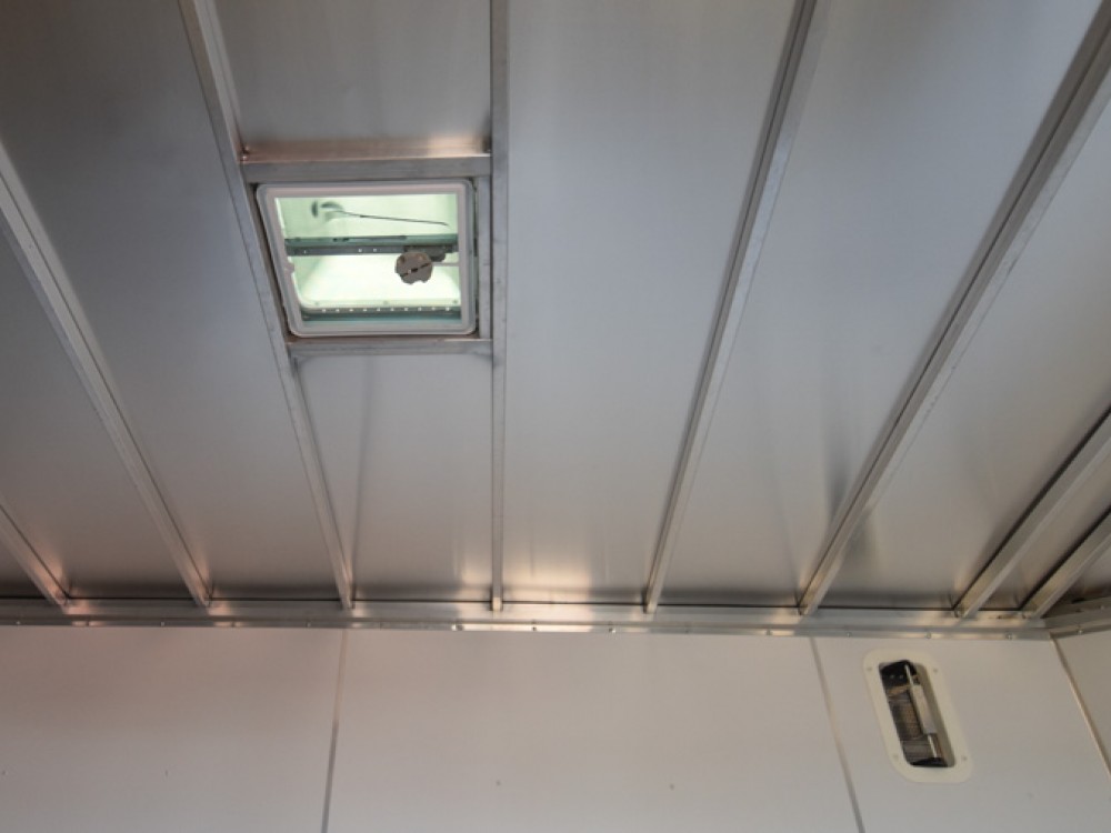 8.5'X18' Enclosed Carhauler/Cargo Trailer Gallery Photo 4