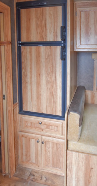 Exiss 7311 Living Quarters Horse Trailer Gallery Photo 8