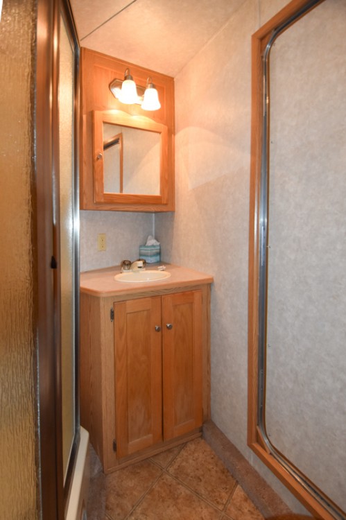 2008 Kiefer Built Genesis X-8083 Living Quarters Horse Trailer Gallery Photo 6