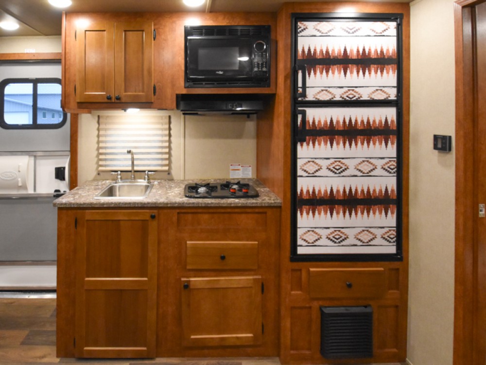 SMC Patriot 8313 SSR Living Quarters Horse Trailers Gallery Photo 5