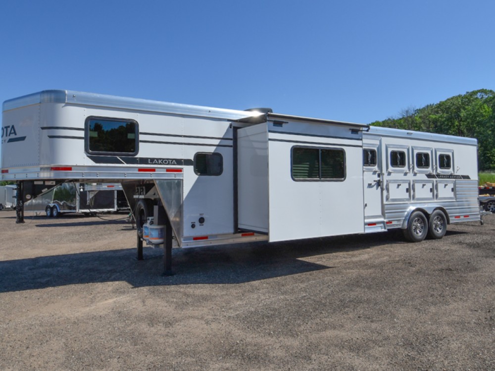 Legacy 8413SR Living Quarters Horse Trailer Gallery Photo 14