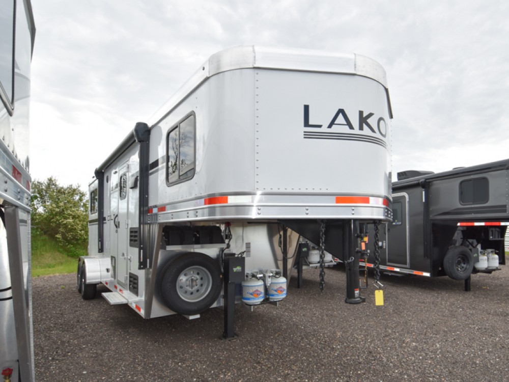 Colt 27 Slant Living Quarter Horse Trailer Gallery Photo 8