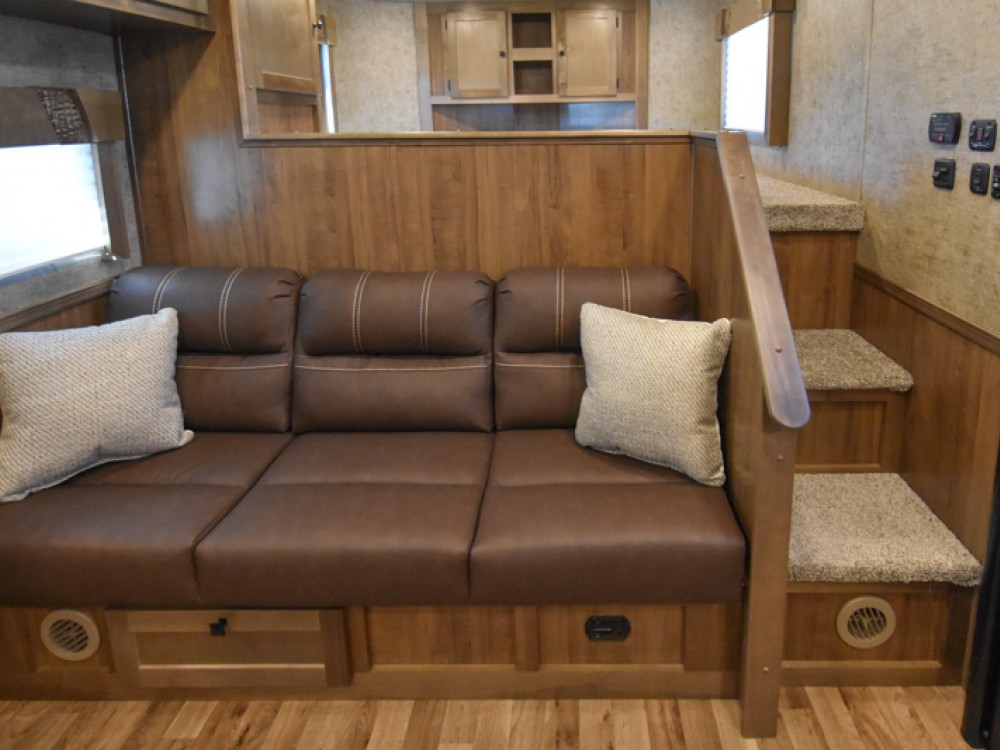 Legacy 8413SR Living Quarters Horse Trailer Gallery Photo 4