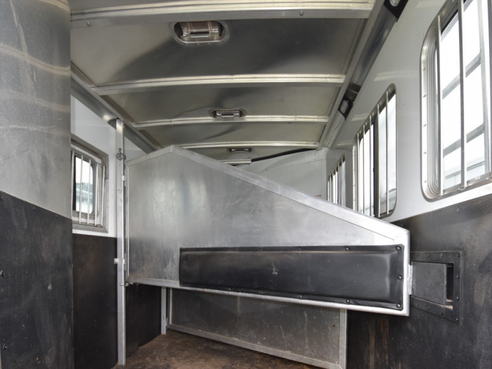 Exiss 7311 Living Quarters Horse Trailer Gallery Photo 13