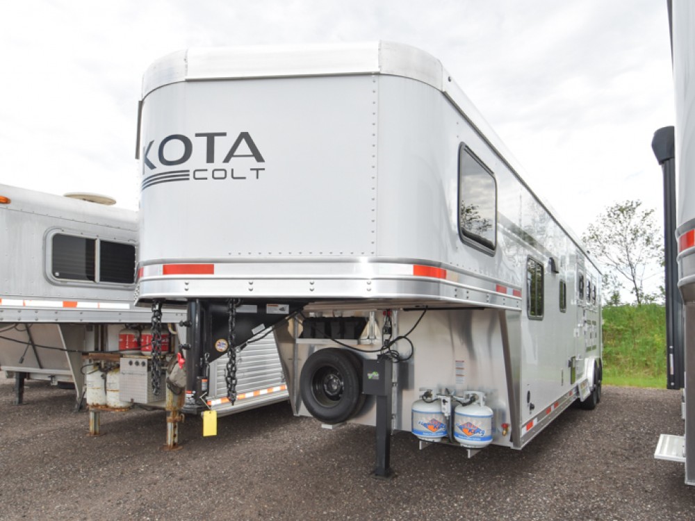 Lakota Colt 8311 Sofa 3 Horse Living Quarters Horse Trailer Gallery Photo 12