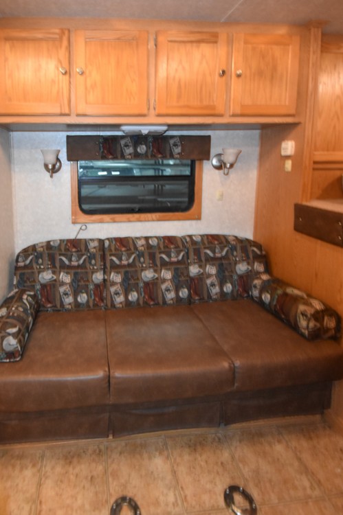2008 Kiefer Built Genesis X-8083 Living Quarters Horse Trailer Gallery Photo 5