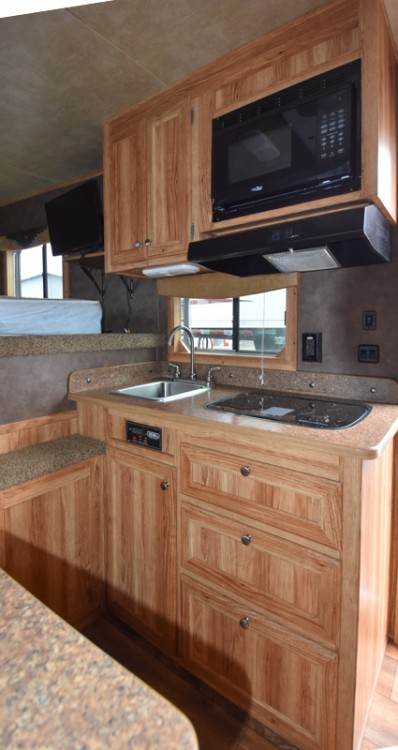 Exiss 7311 Living Quarters Horse Trailer Gallery Photo 7