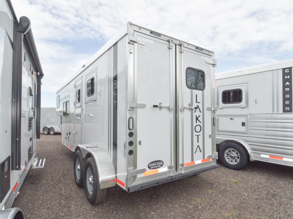 Colt 27 Slant Living Quarter Horse Trailer Gallery Photo 9