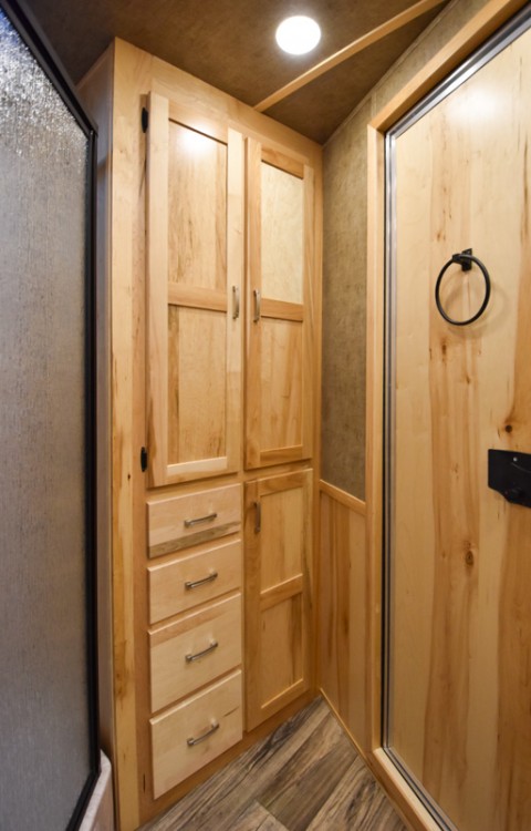 Lakota Charger 8313.5 Horse Trailer w/Living Quarters Gallery Photo 12