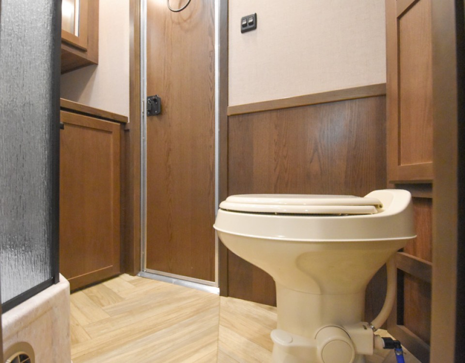 Colt COL1413SRMT Livestock Horse/Toyhauler Trailer w/Living Quarters Gallery Photo 9