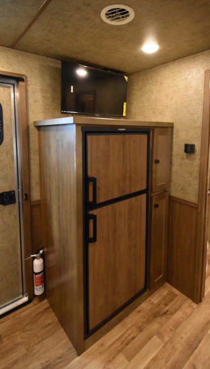 Legacy 8311 Riser Wall Dinette Living Quarters Horse Trailer Gallery Photo 6