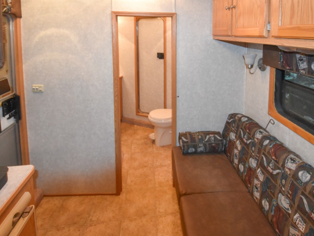 2008 Kiefer Built Genesis X-8083 Living Quarters Horse Trailer Gallery Photo 4