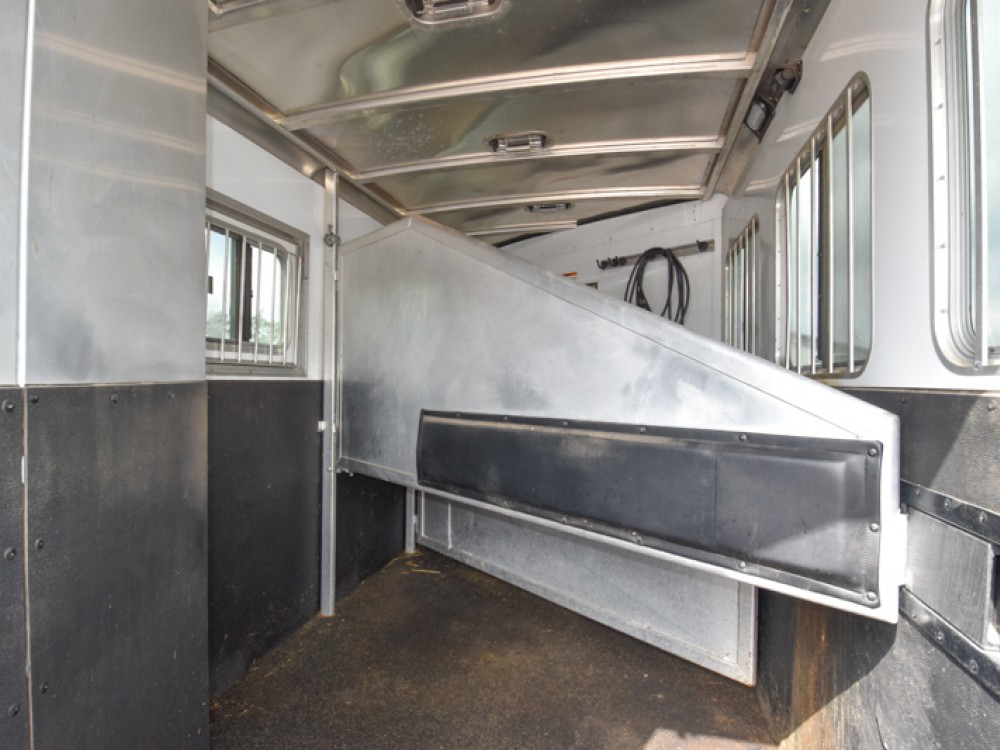 Exiss 7308 3 Horse Slant Living Quarters Horse Trailer Gallery Photo 13