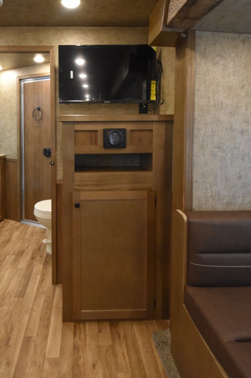 Legacy 8413SR Living Quarters Horse Trailer Gallery Photo 7