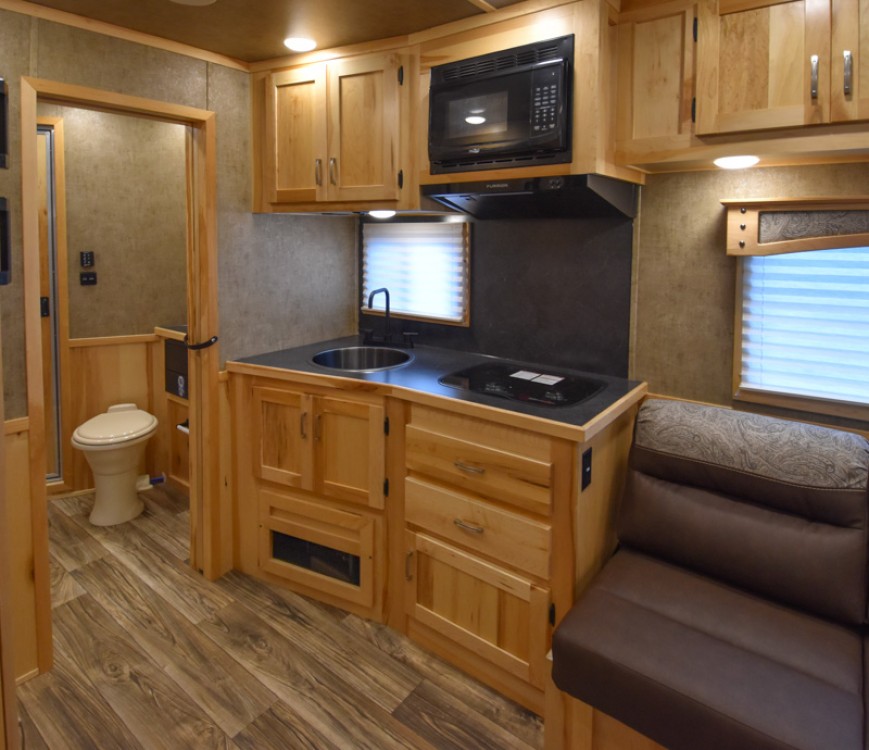 Lakota Charger 8313.5 Horse Trailer w/Living Quarters Gallery Photo 9