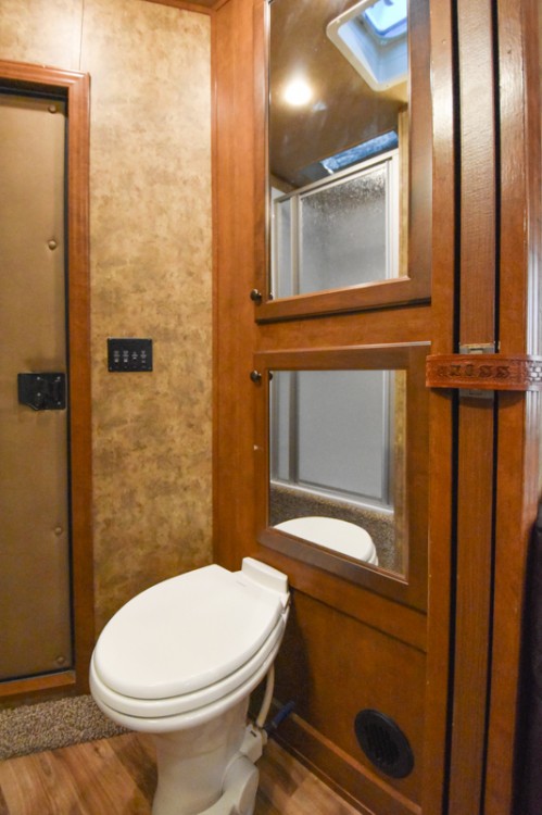 Exiss 7308 3 Horse Slant Living Quarters Horse Trailer Gallery Photo 8
