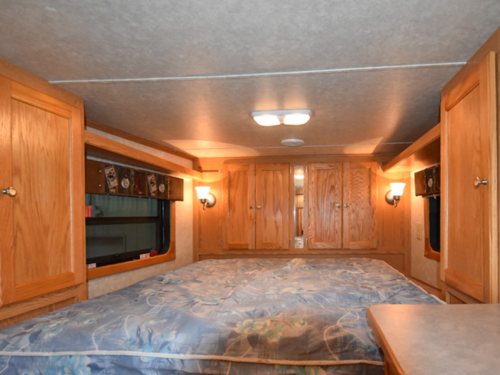 2008 Kiefer Built Genesis X-8083 Living Quarters Horse Trailer Gallery Photo 3