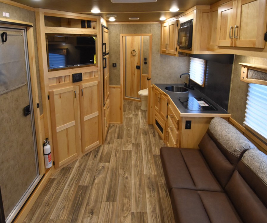 Lakota Charger 8313.5 Horse Trailer w/Living Quarters Gallery Photo 5
