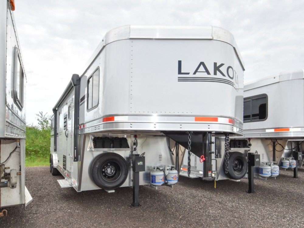 Lakota Colt 8311 Sofa 3 Horse Living Quarters Horse Trailer Gallery Photo 11