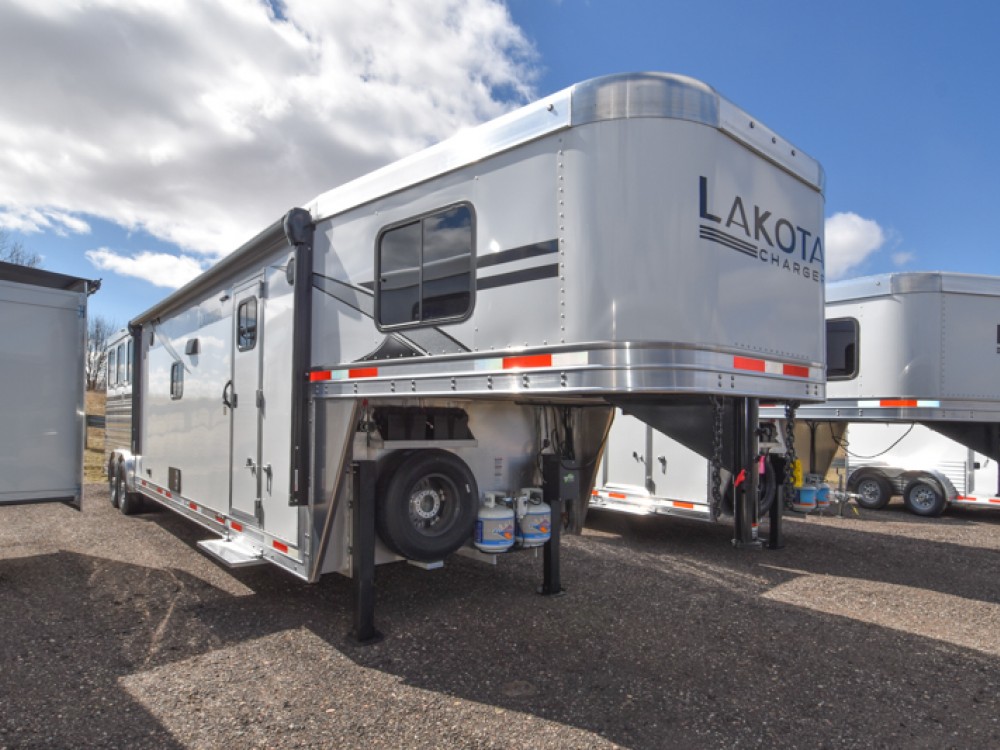 Charger 8315SRB Living Quarter Horse Trailer Gallery Photo 15