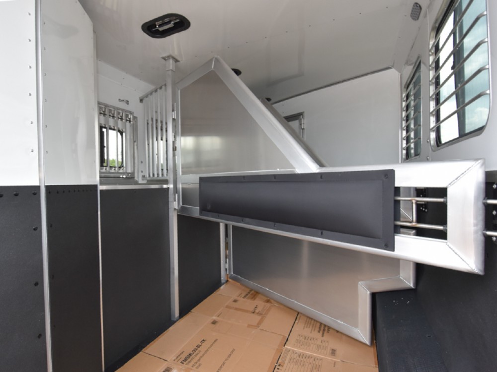Legacy 8311 Riser Wall Dinette Living Quarters Horse Trailer Gallery Photo 14