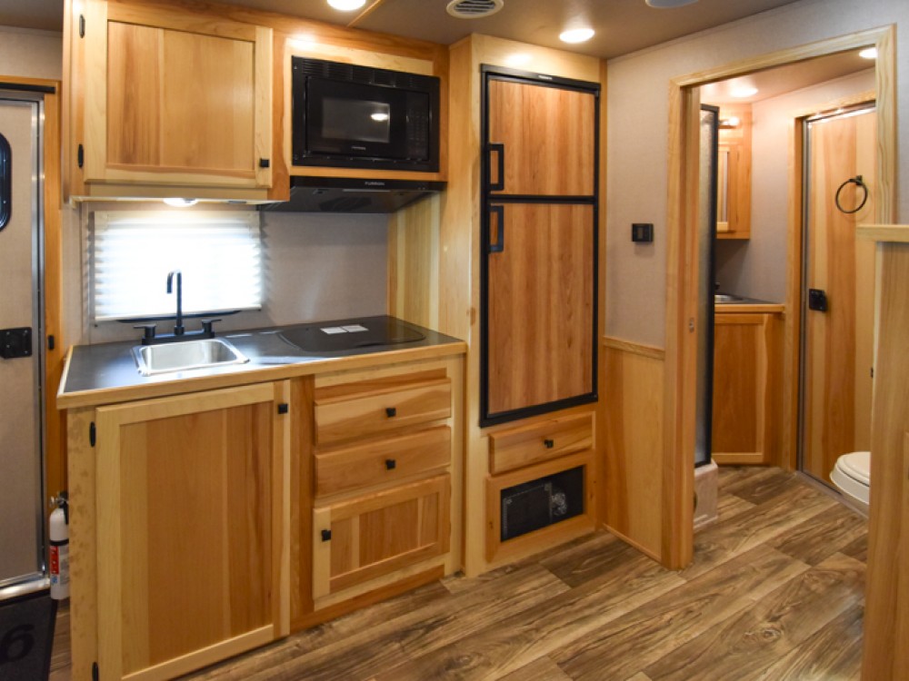 Colt COL1413SRMT Livestock Horse/Toyhauler Trailer w/Living Quarters Gallery Photo 3