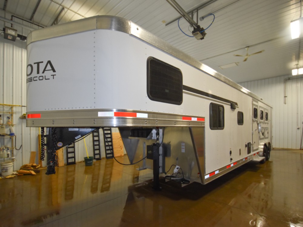 Colt 8311 Dinette Living Quarter Horse Trailer Gallery Photo 12