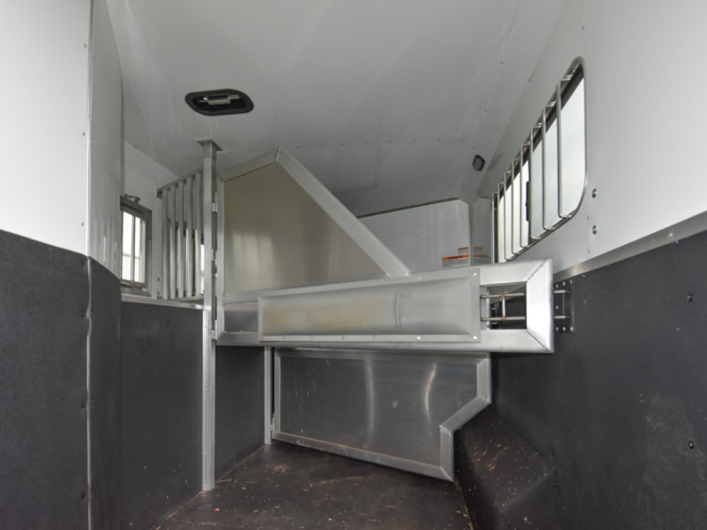 SMC Patriot 8313 SSR Living Quarters Horse Trailers Gallery Photo 10