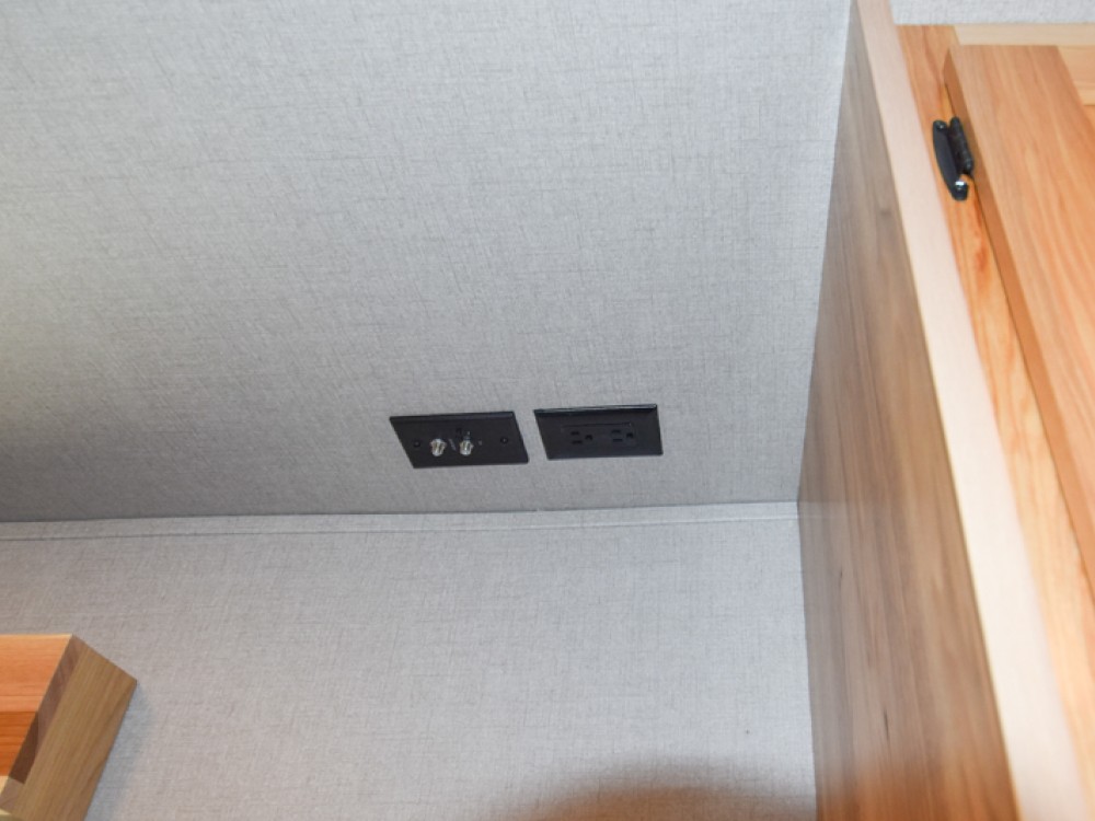 Colt 27 Slant Living Quarter Horse Trailer Gallery Photo 8