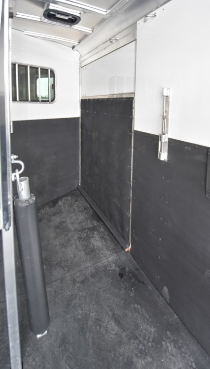 Julite Warmblood Straight Load 2 Horse Trailer Gallery Photo 11