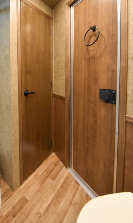 Legacy 8311 Riser Wall Dinette Living Quarters Horse Trailer Gallery Photo 9