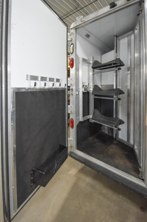 2008 Kiefer Built Genesis X-8083 Living Quarters Horse Trailer Gallery Photo 13