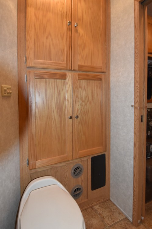 2008 Kiefer Built Genesis X-8083 Living Quarters Horse Trailer Gallery Photo 7
