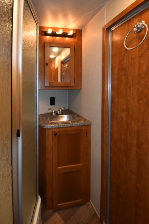 SMC Patriot 8313 SSR Living Quarters Horse Trailers Gallery Photo 9