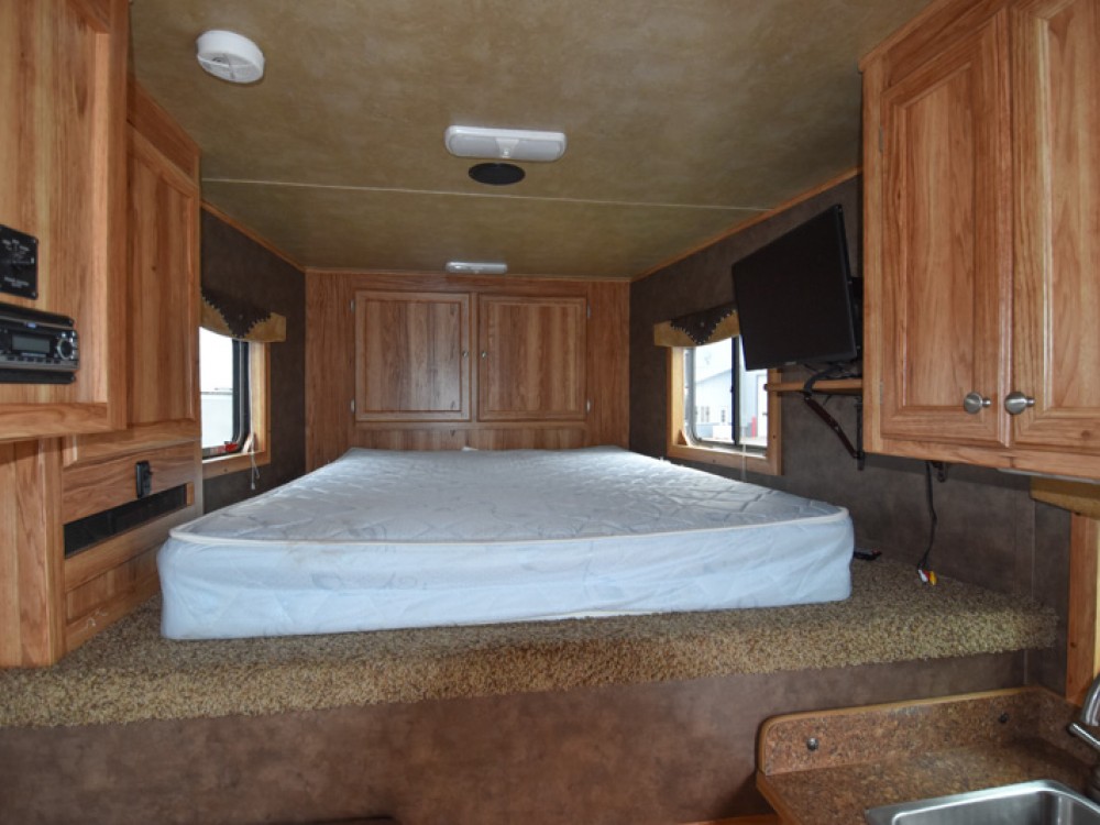 Exiss 7311 Living Quarters Horse Trailer Gallery Photo 9