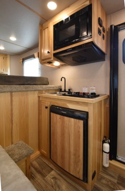 Colt 27 Slant Living Quarter Horse Trailer Preview Photo 6
